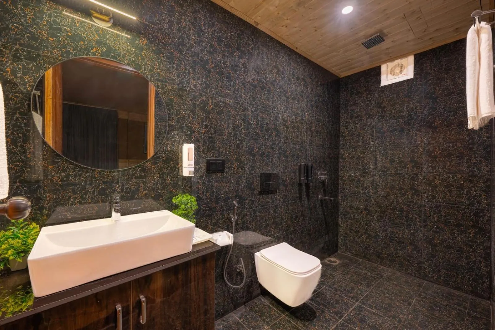 Charvi Group I 1 Bed Room With Pvt Balcony L Roof Top L Good Hospitality Kufri By Exotic Stays Shimla 0*,  India