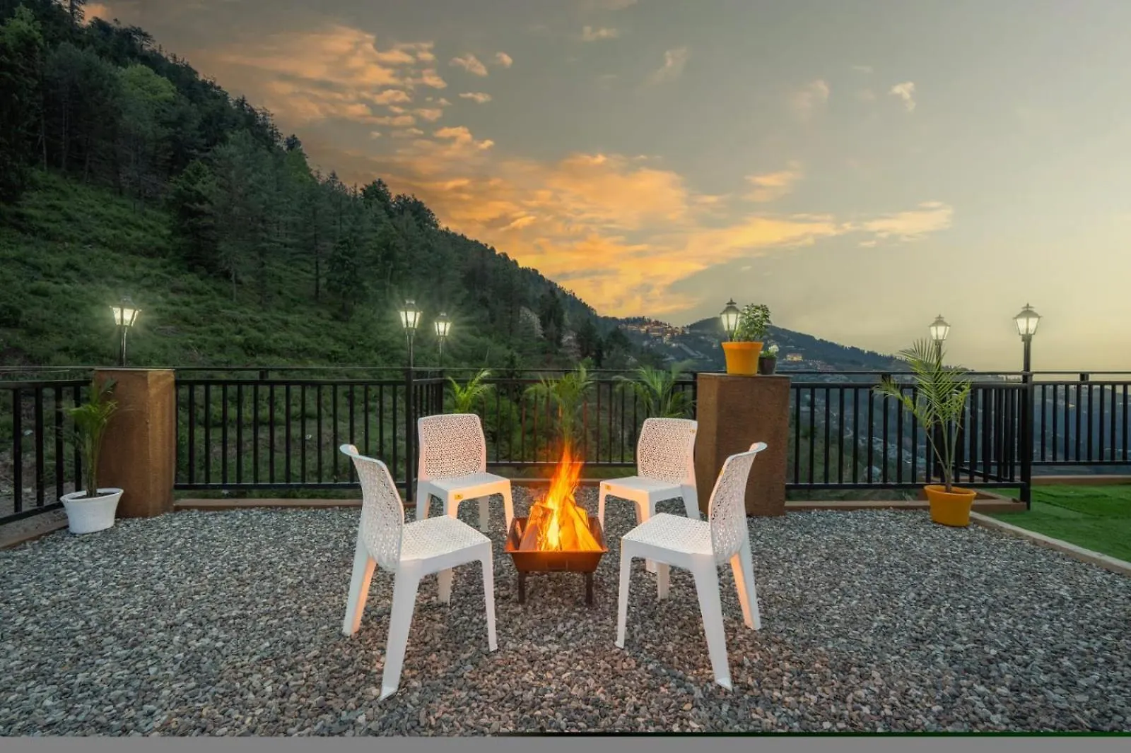 Charvi Group I 1 Bed Room With Pvt Balcony L Roof Top L Good Hospitality Kufri By Exotic Stays Shimla India