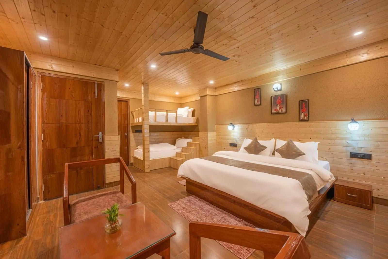 Charvi Group I 1 Bed Room With Pvt Balcony L Roof Top L Good Hospitality Kufri By Exotic Stays Shimla 0*,  India