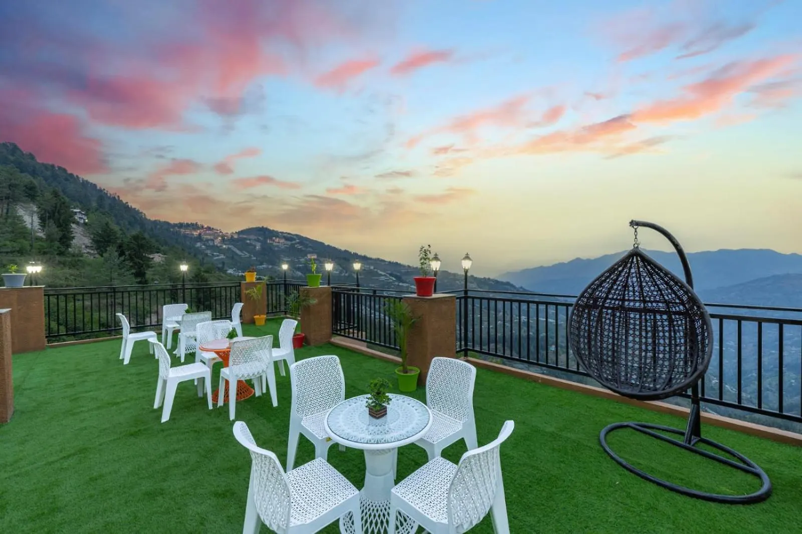 Charvi Group I 1 Bed Room With Pvt Balcony L Roof Top L Good Hospitality Kufri By Exotic Stays Shimla Apartment