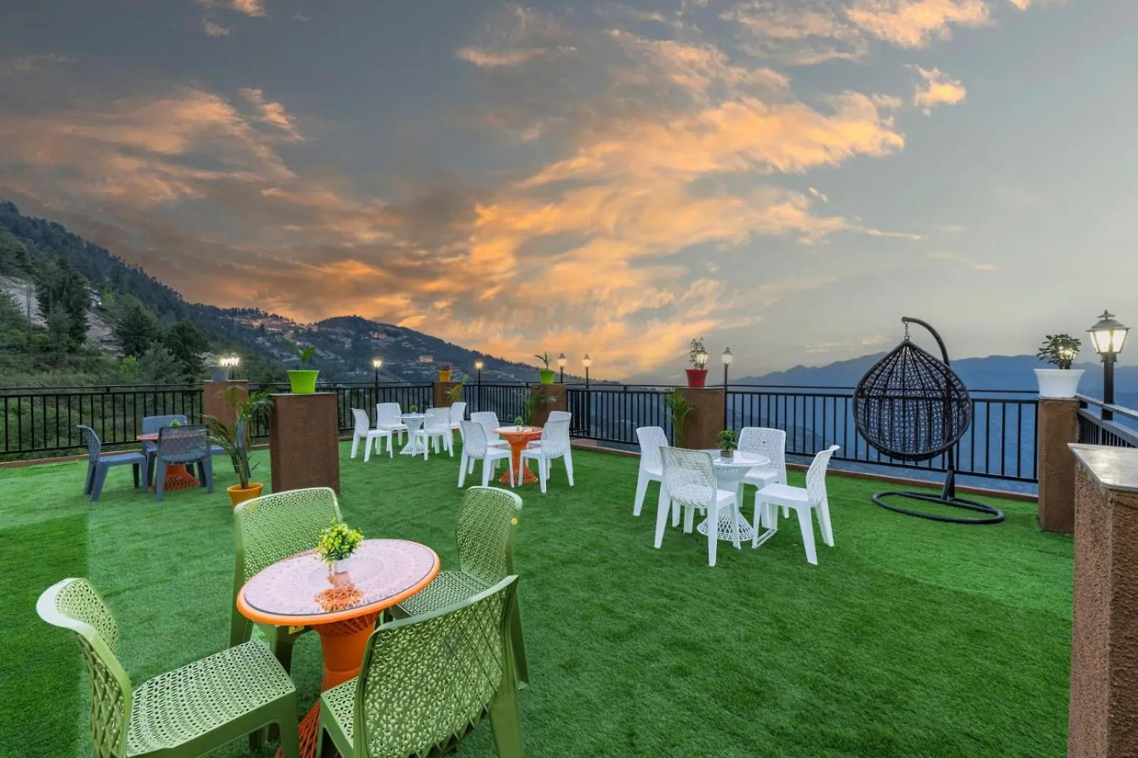 Charvi Group I 1 Bed Room With Pvt Balcony L Roof Top L Good Hospitality Kufri By Exotic Stays Shimla