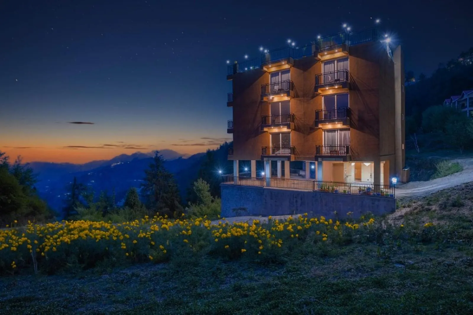 Charvi Group I 1 Bed Room With Pvt Balcony L Roof Top L Good Hospitality Kufri By Exotic Stays Shimla India