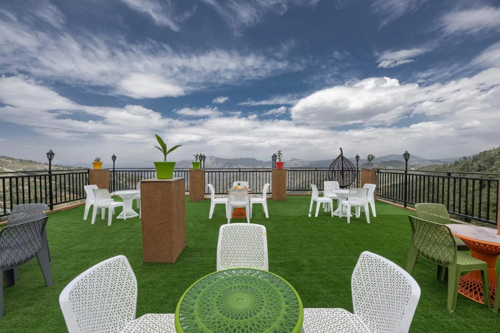 Charvi Group I 1 Bed Room With Pvt Balcony L Roof Top L Good Hospitality Kufri By Exotic Stays Shimla 0*,  India