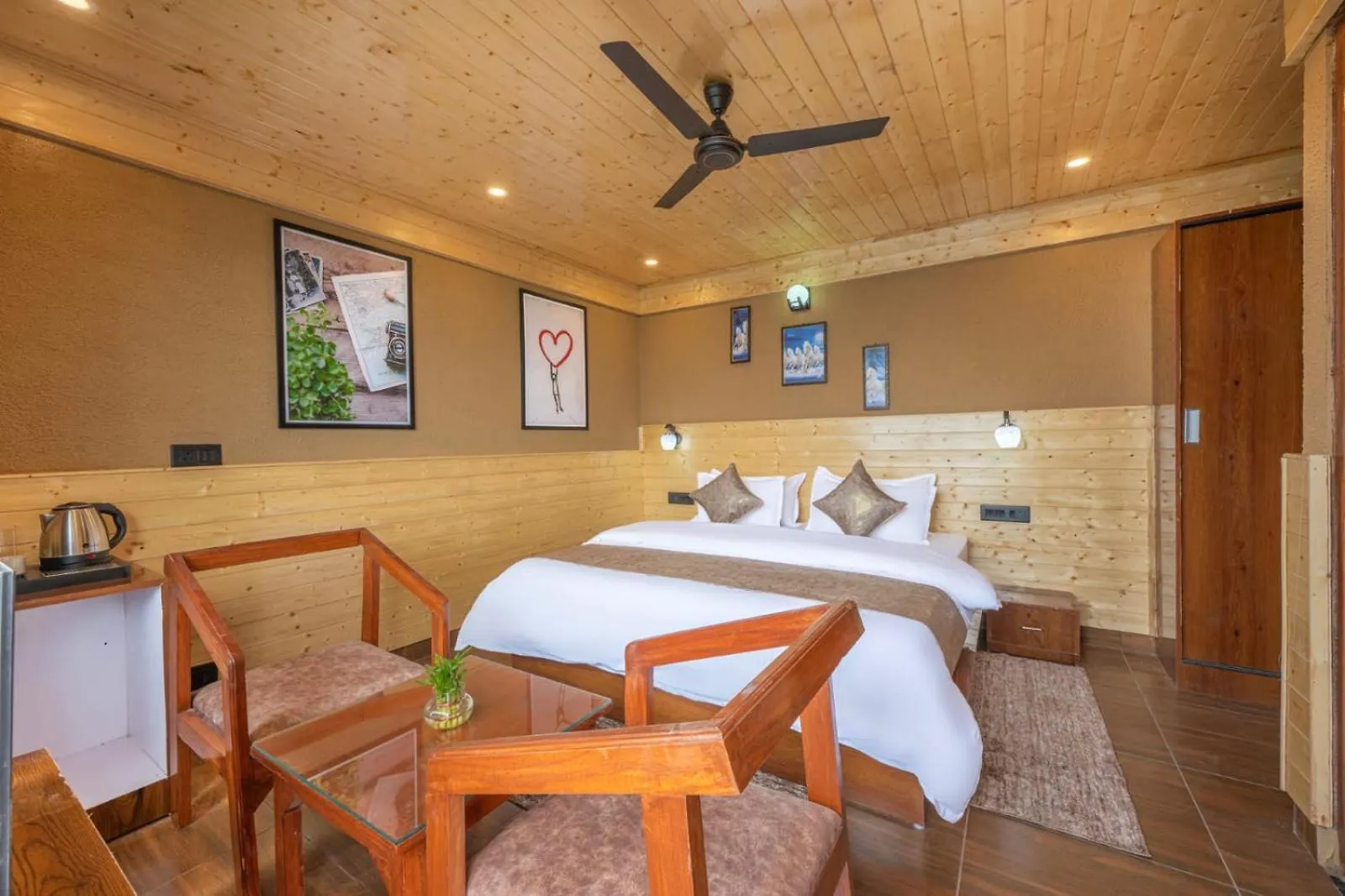 Charvi Group I 1 Bed Room With Pvt Balcony L Roof Top L Good Hospitality Kufri By Exotic Stays Shimla