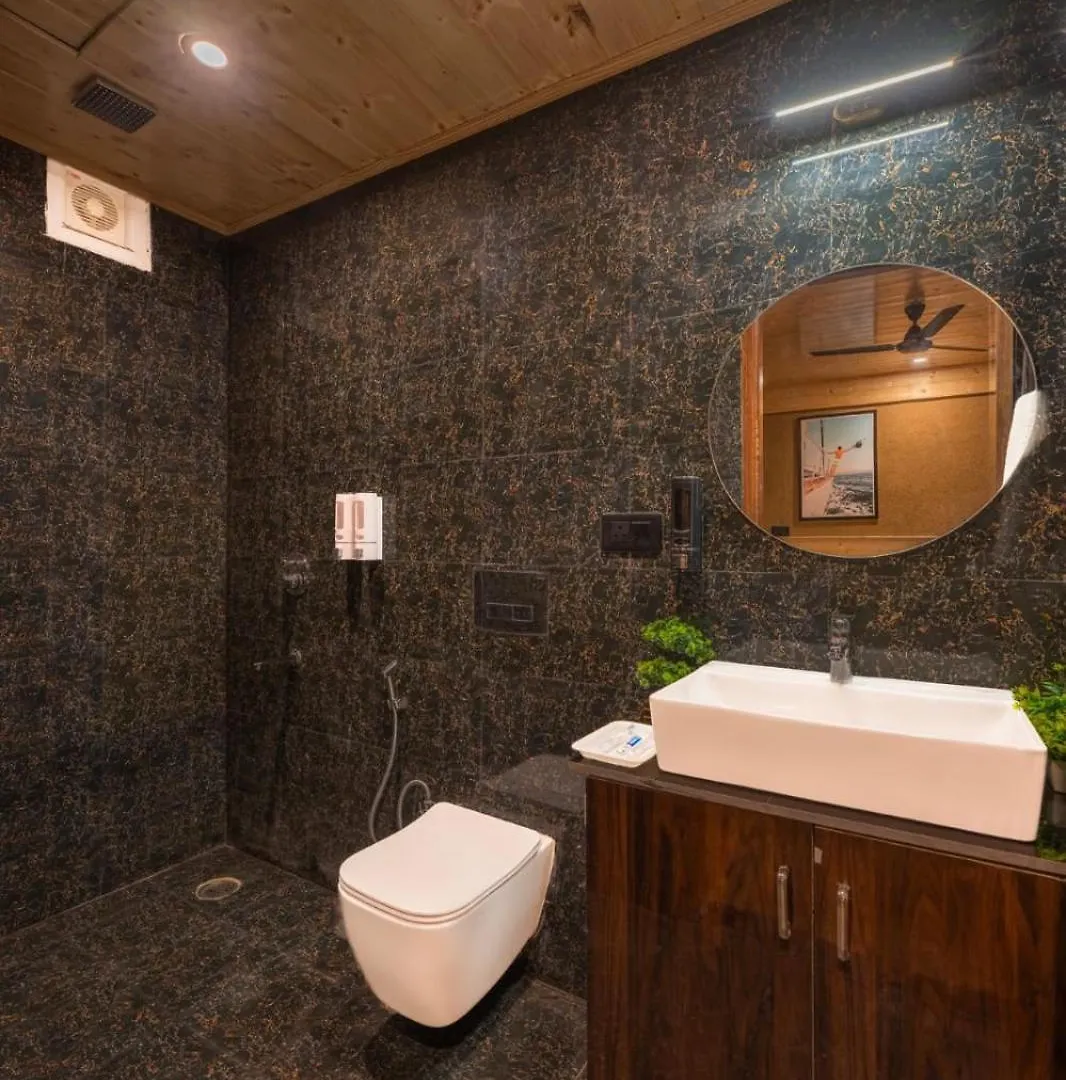 Charvi Group I 1 Bed Room With Pvt Balcony L Roof Top L Good Hospitality Kufri By Exotic Stays Shimla Apartment