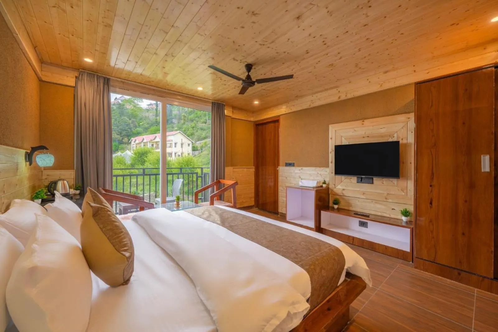 Charvi Group I 1 Bed Room With Pvt Balcony L Roof Top L Good Hospitality Kufri By Exotic Stays Shimla Apartment