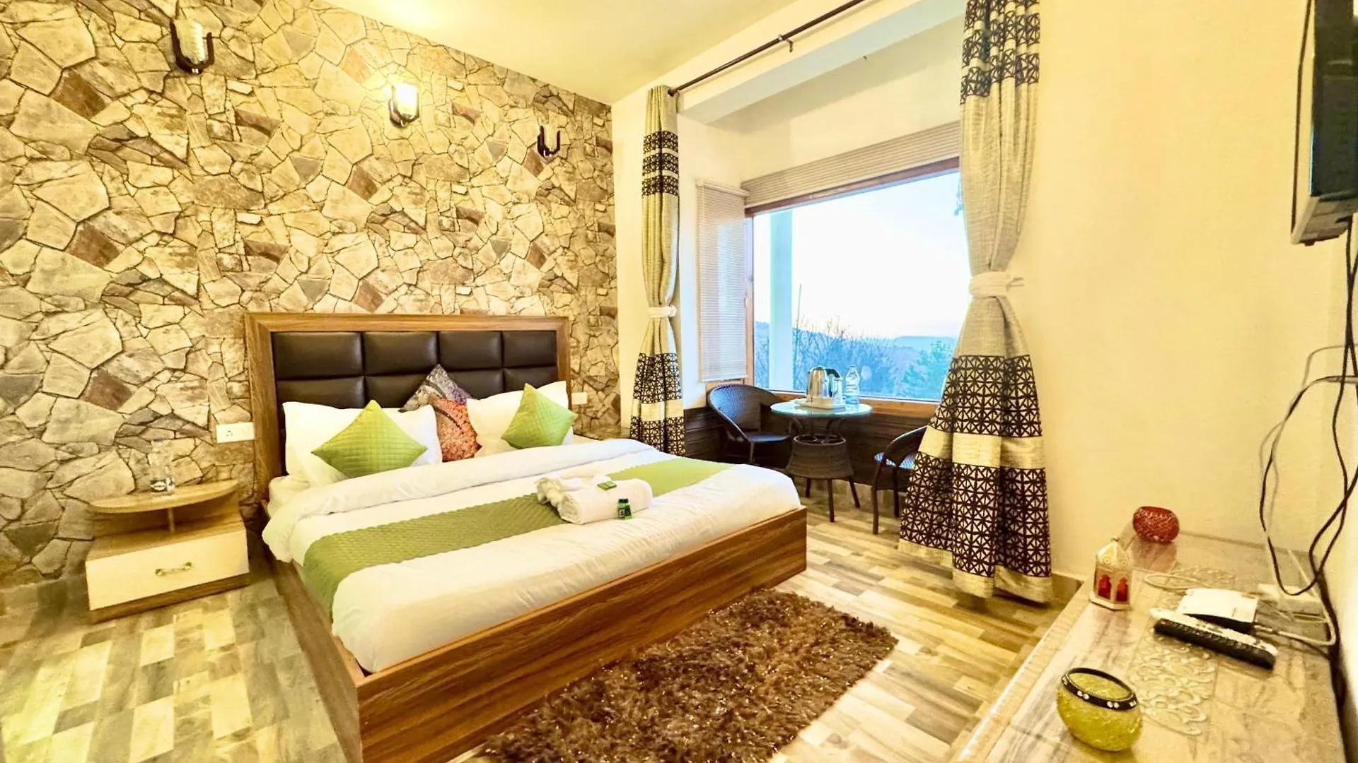 Charvi Group I 1 Bed Room With Pvt Balcony L Roof Top L Good Hospitality Kufri By Exotic Stays Shimla India