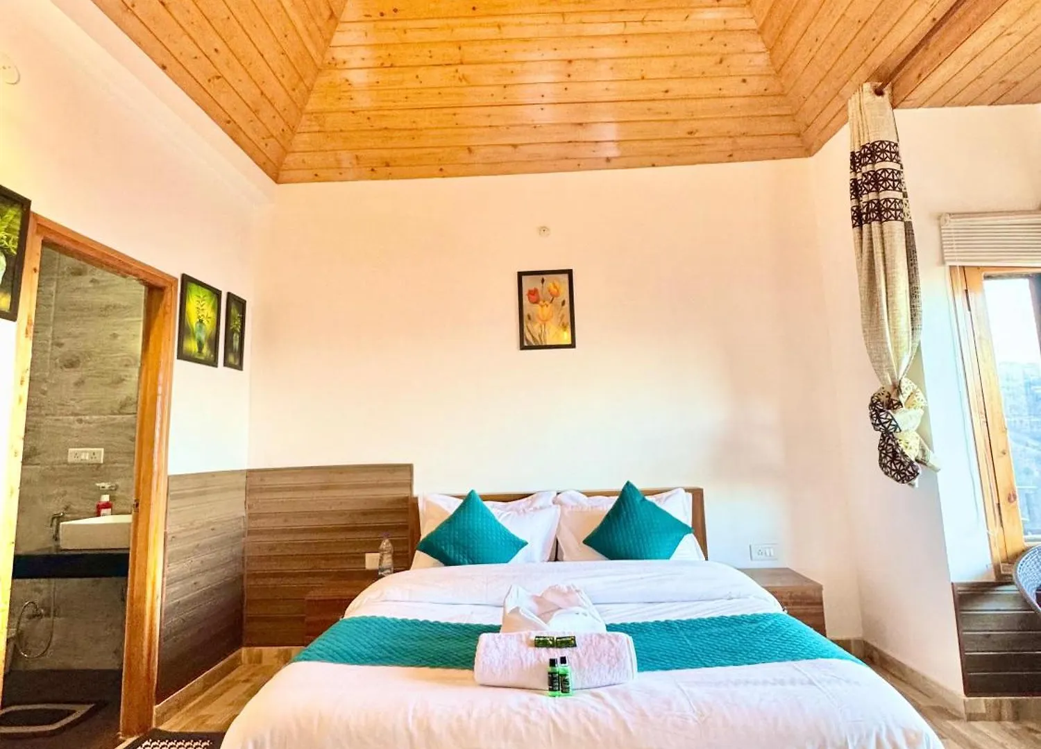 Charvi Group I 1 Bed Room With Pvt Balcony L Roof Top L Good Hospitality Kufri By Exotic Stays Shimla India