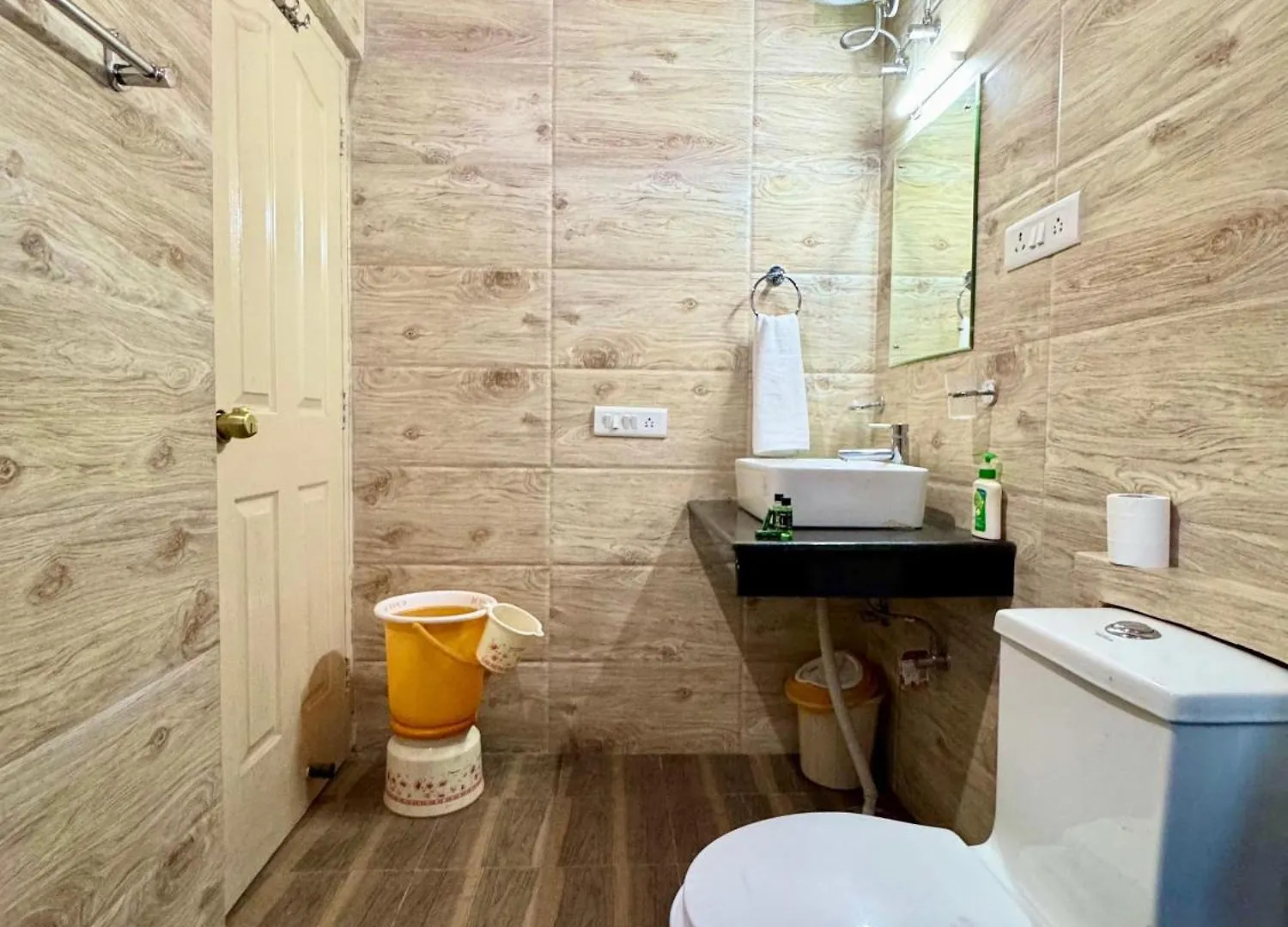 Charvi Group I 1 Bed Room With Pvt Balcony L Roof Top L Good Hospitality Kufri By Exotic Stays Shimla 0*,