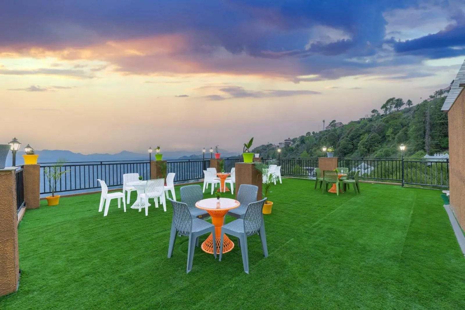 Charvi Group I 1 Bed Room With Pvt Balcony L Roof Top L Good Hospitality Kufri By Exotic Stays Shimla