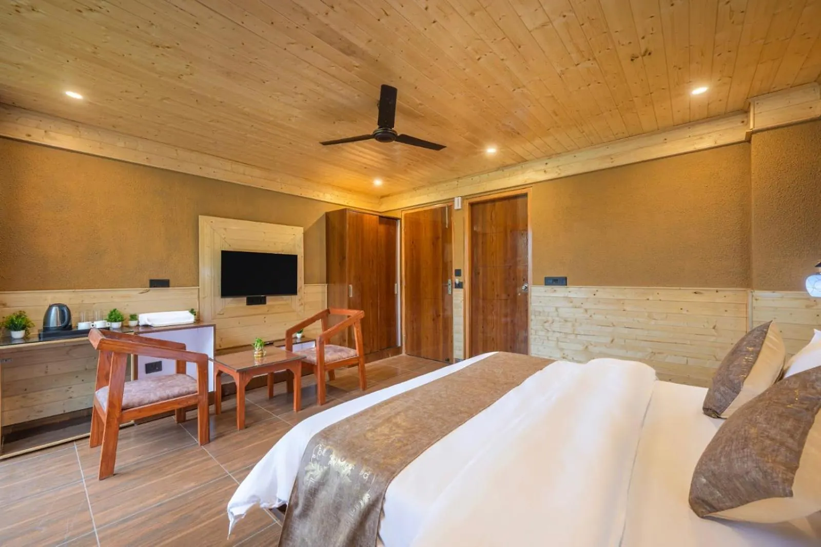 Charvi Group I 1 Bed Room With Pvt Balcony L Roof Top L Good Hospitality Kufri By Exotic Stays Shimla 0*,  India