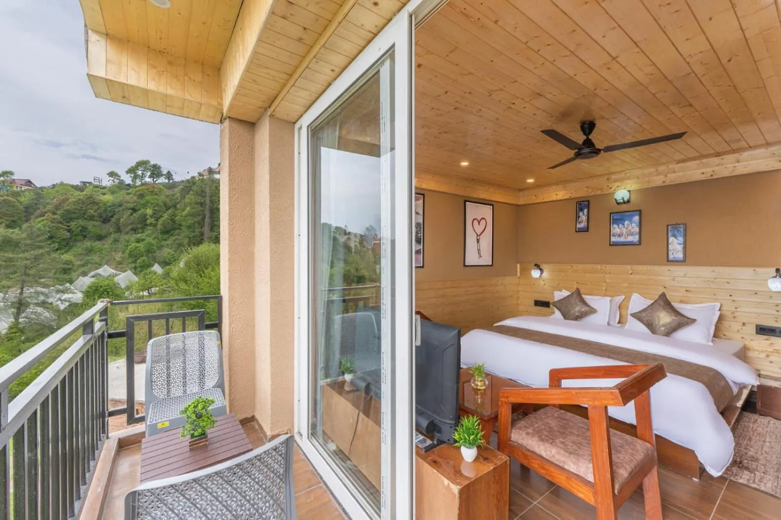 Charvi Group I 1 Bed Room With Pvt Balcony L Roof Top L Good Hospitality Kufri By Exotic Stays Shimla India