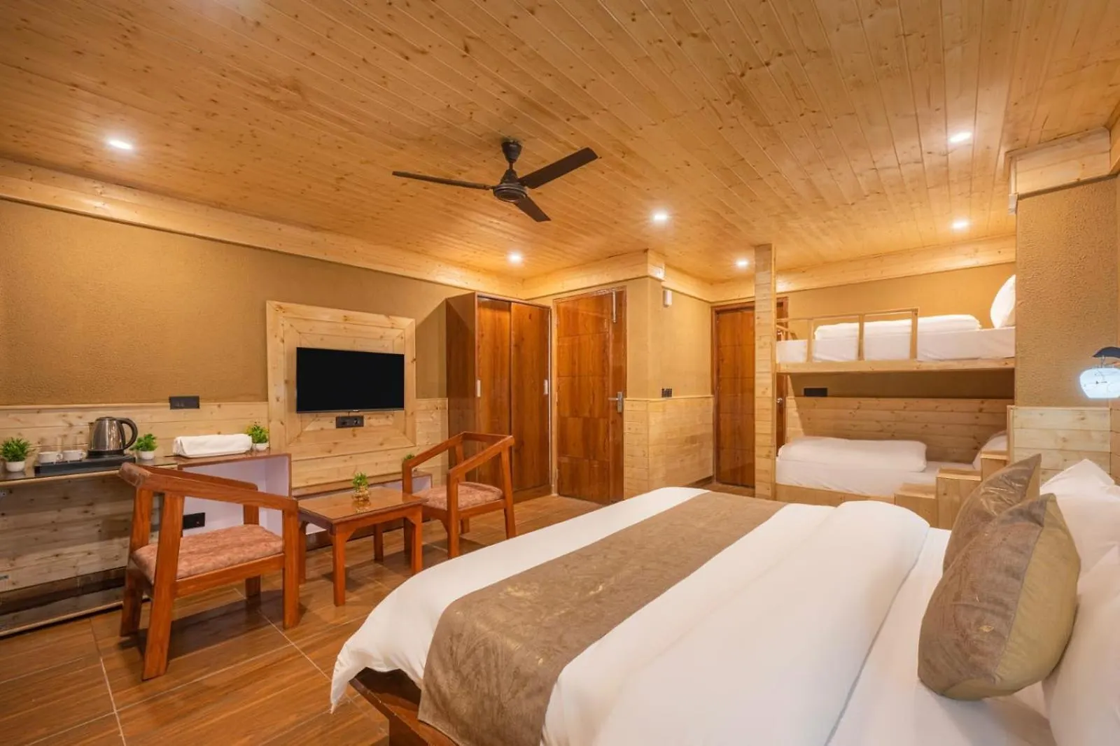Charvi Group I 1 Bed Room With Pvt Balcony L Roof Top L Good Hospitality Kufri By Exotic Stays Shimla Apartment