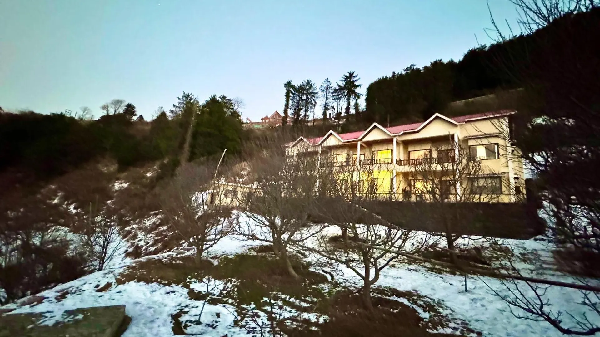 Charvi Group I 1 Bed Room With Pvt Balcony L Roof Top L Good Hospitality Kufri By Exotic Stays Shimla India