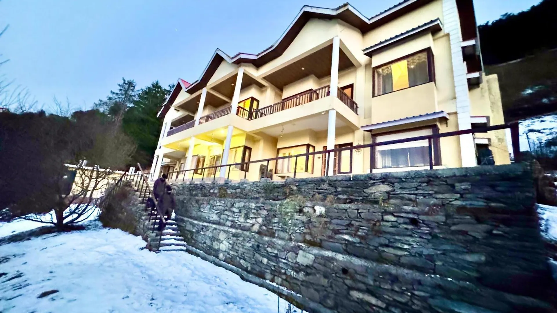 Charvi Group I 1 Bed Room With Pvt Balcony L Roof Top L Good Hospitality Kufri By Exotic Stays Shimla Apartment
